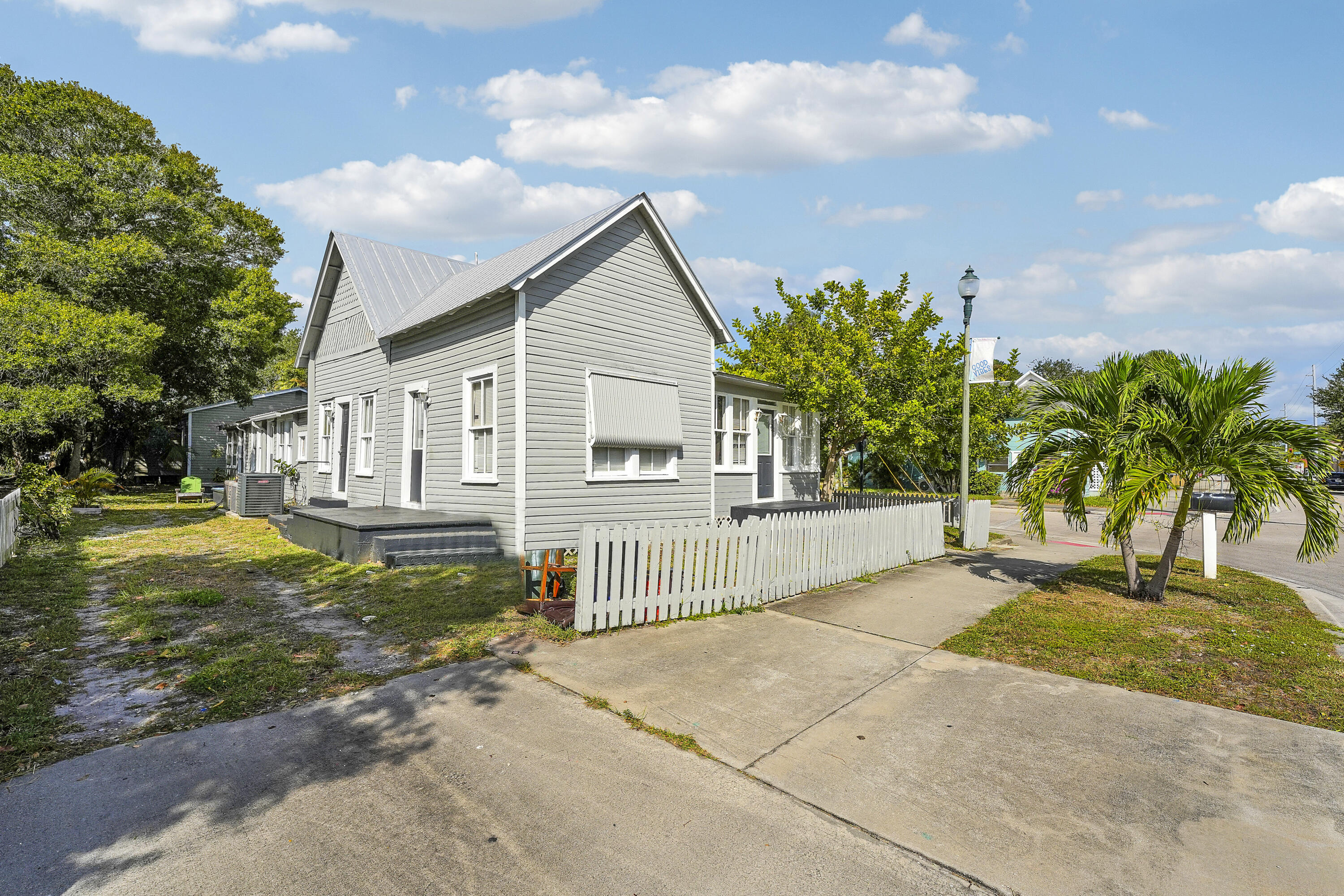 301 South 7th Street Fort Pierce, FL 34950 - Photo 3 of 15 a front view of a house with garden