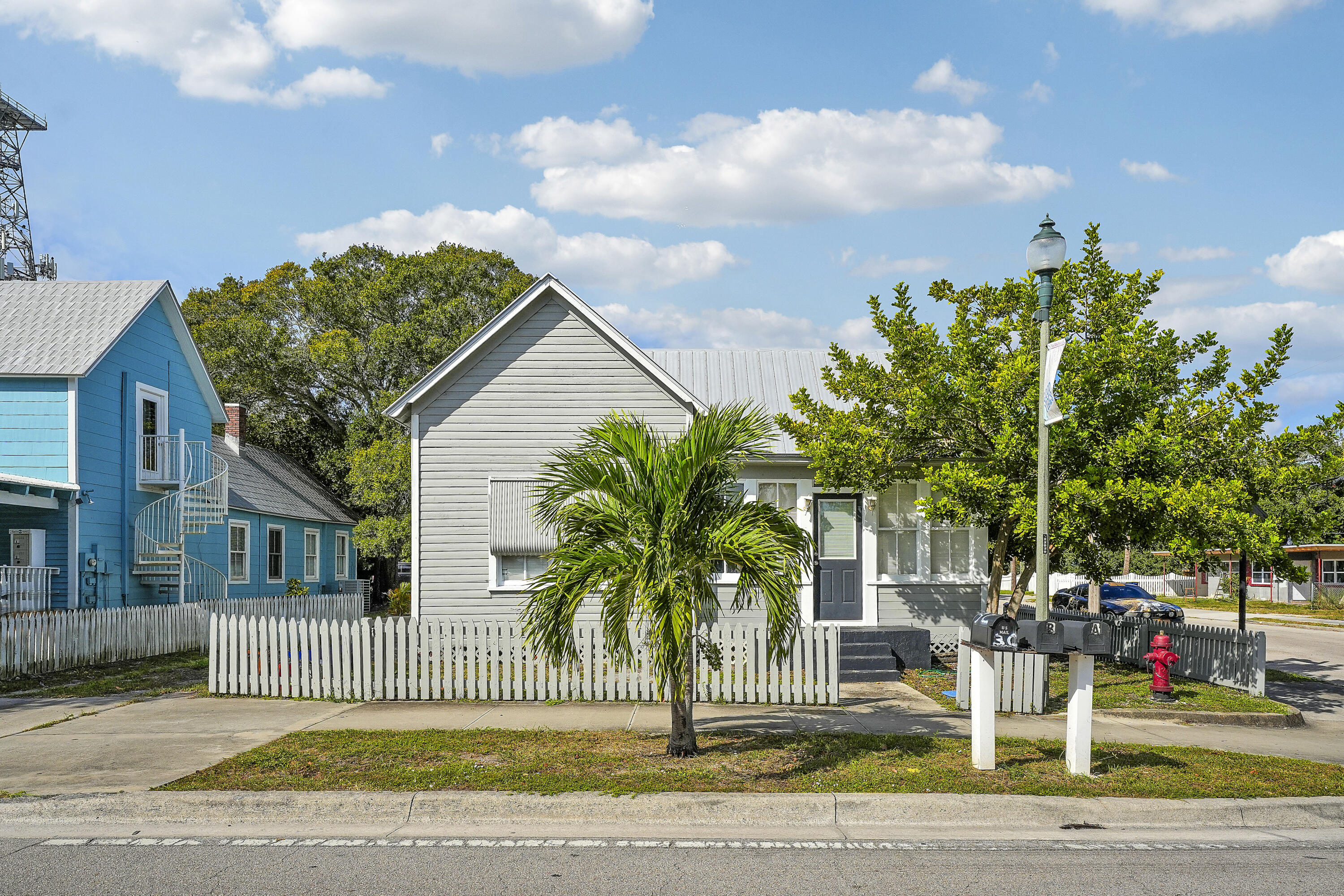 301 South 7th Street Fort Pierce, FL 34950 - Photo 4 of 15 a view of a house with a patio