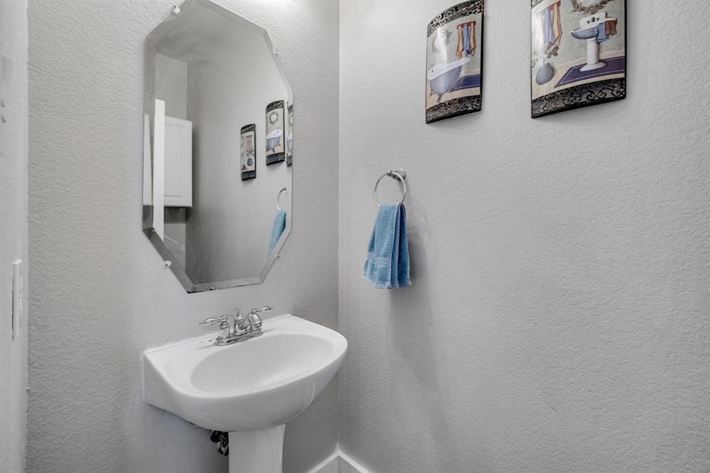 4029 Bridge Water Road Heartland, TX 75126 - Photo 25 of 39 First floor Half Bath