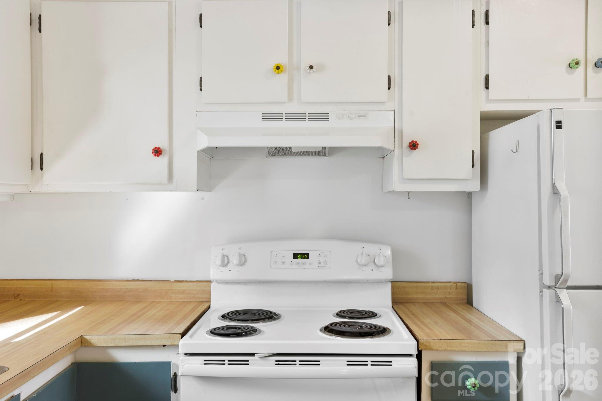 186 Greentree Lane Canton, NC 28716 - Photo 9 of 32 a white stove top oven sitting inside of a kitchen
