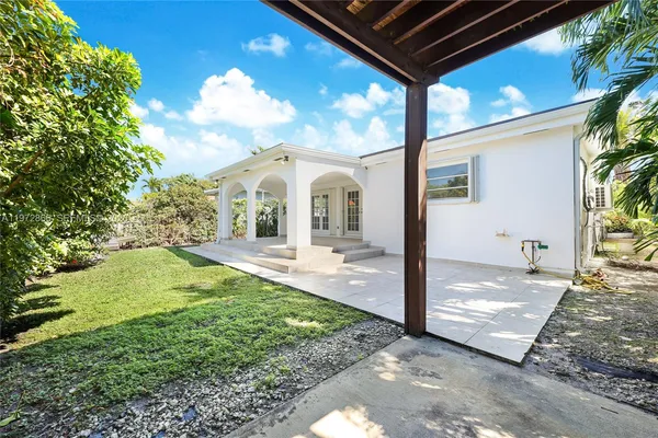 a view of a house with backyard