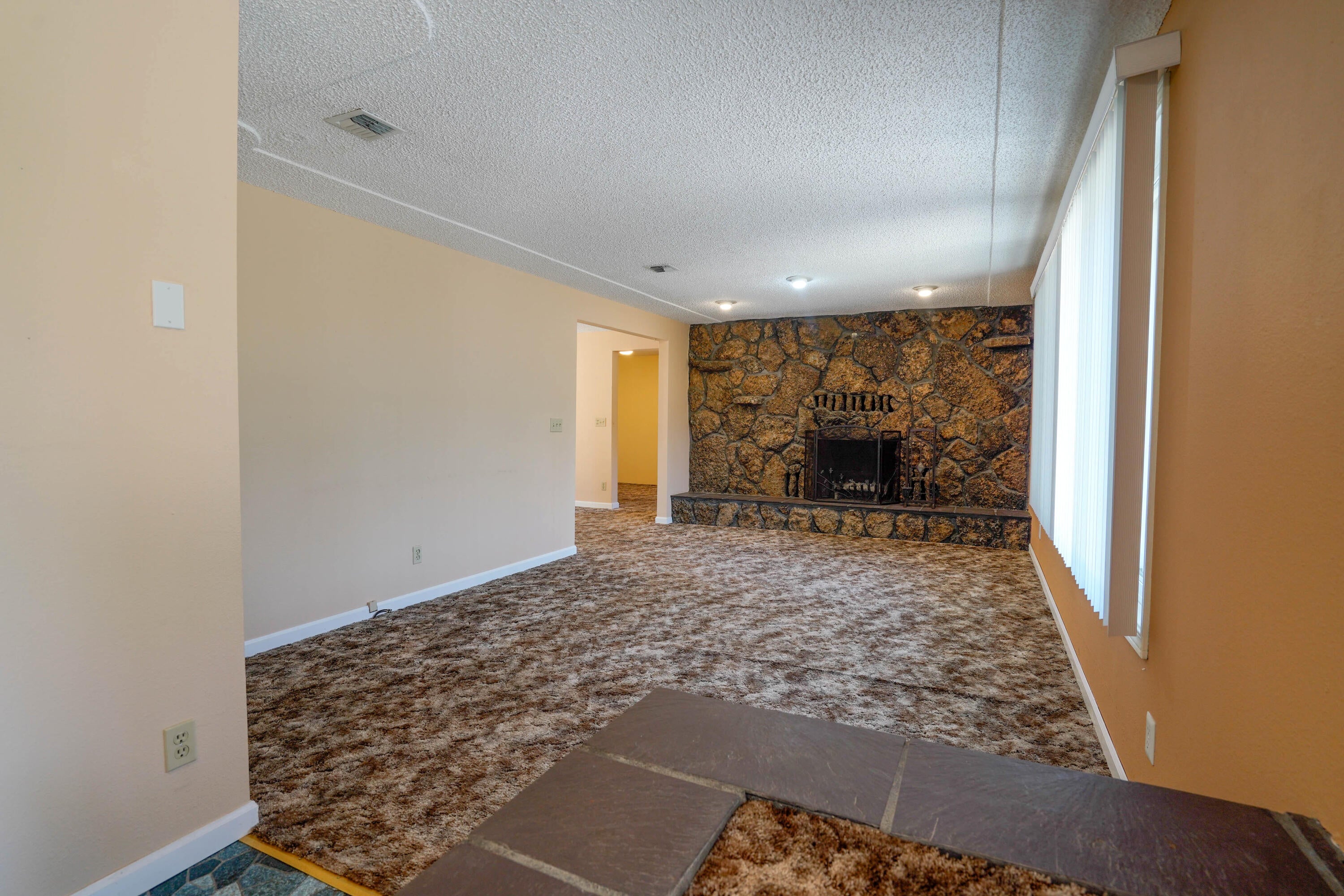 2728 Vale Road Klamath Falls, OR 97603 - Photo 5 of 43 6 living room