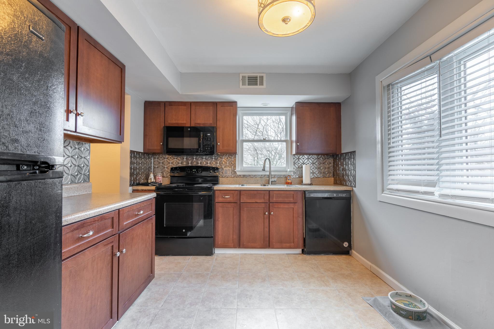 1291 Fox Run Reading, PA 19606 - Photo 8 of 34 Gallery Image 8