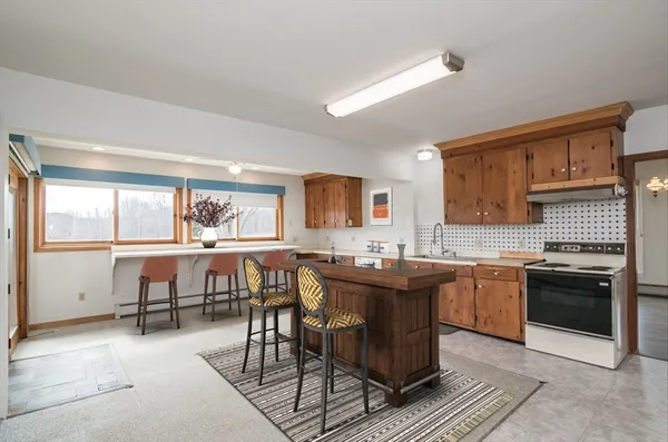 $725,000 | 89 Potwine Lane, Amherst, MA 01002