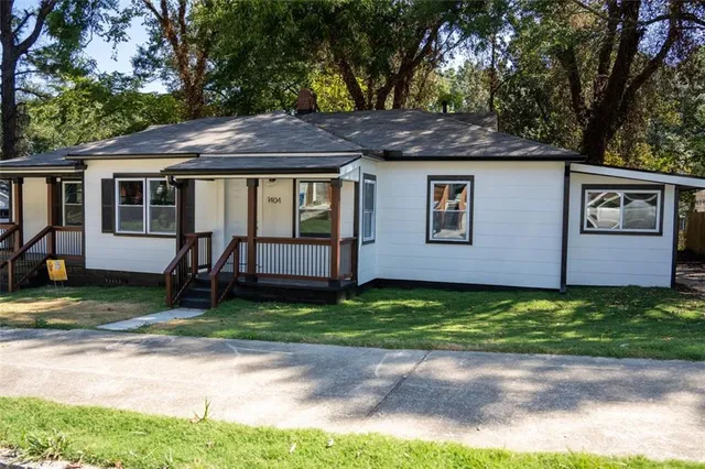 a view of a house with a yard