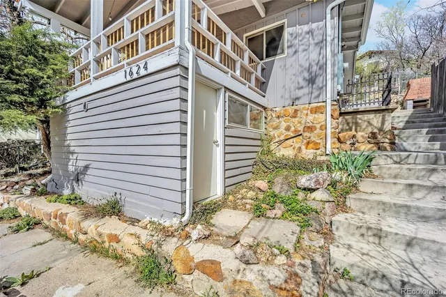 a view of a pathway along a building