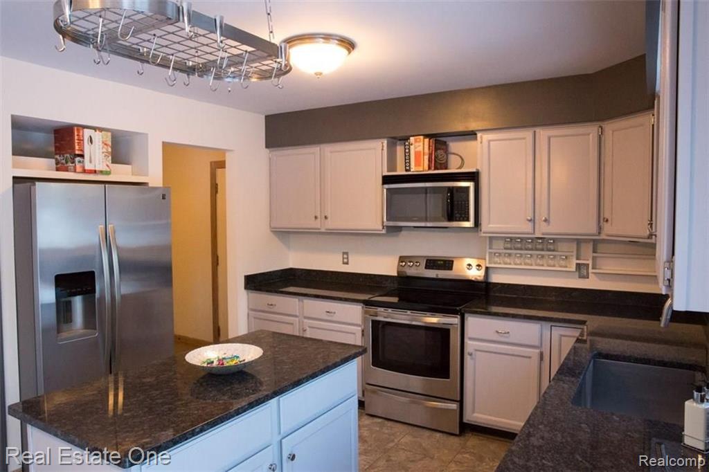 29800 Drake Road Farmington Hills, MI 48331 - Photo 8 of 44