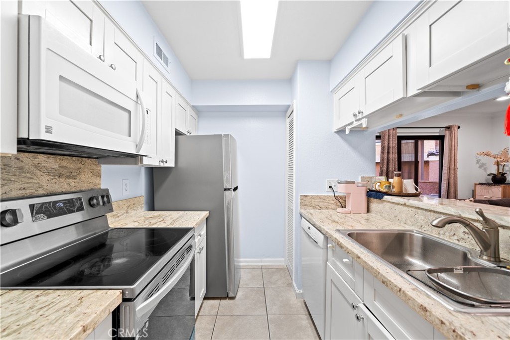 10655 Lemon Avenue, Unit 3107 Rancho Cucamonga, CA 91737 - Photo 17 of 55 a kitchen that has a sink and a stove
