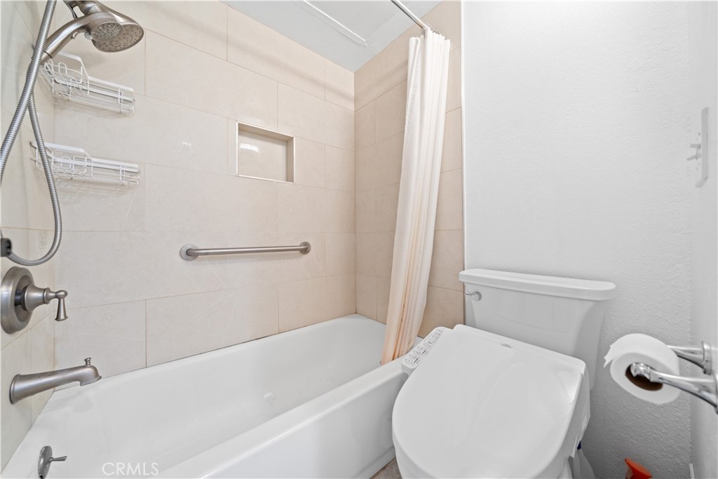 10655 Lemon Avenue, Unit 3107 Rancho Cucamonga, CA 91737 - Photo 24 of 55 a bathroom with a toilet and bathtub