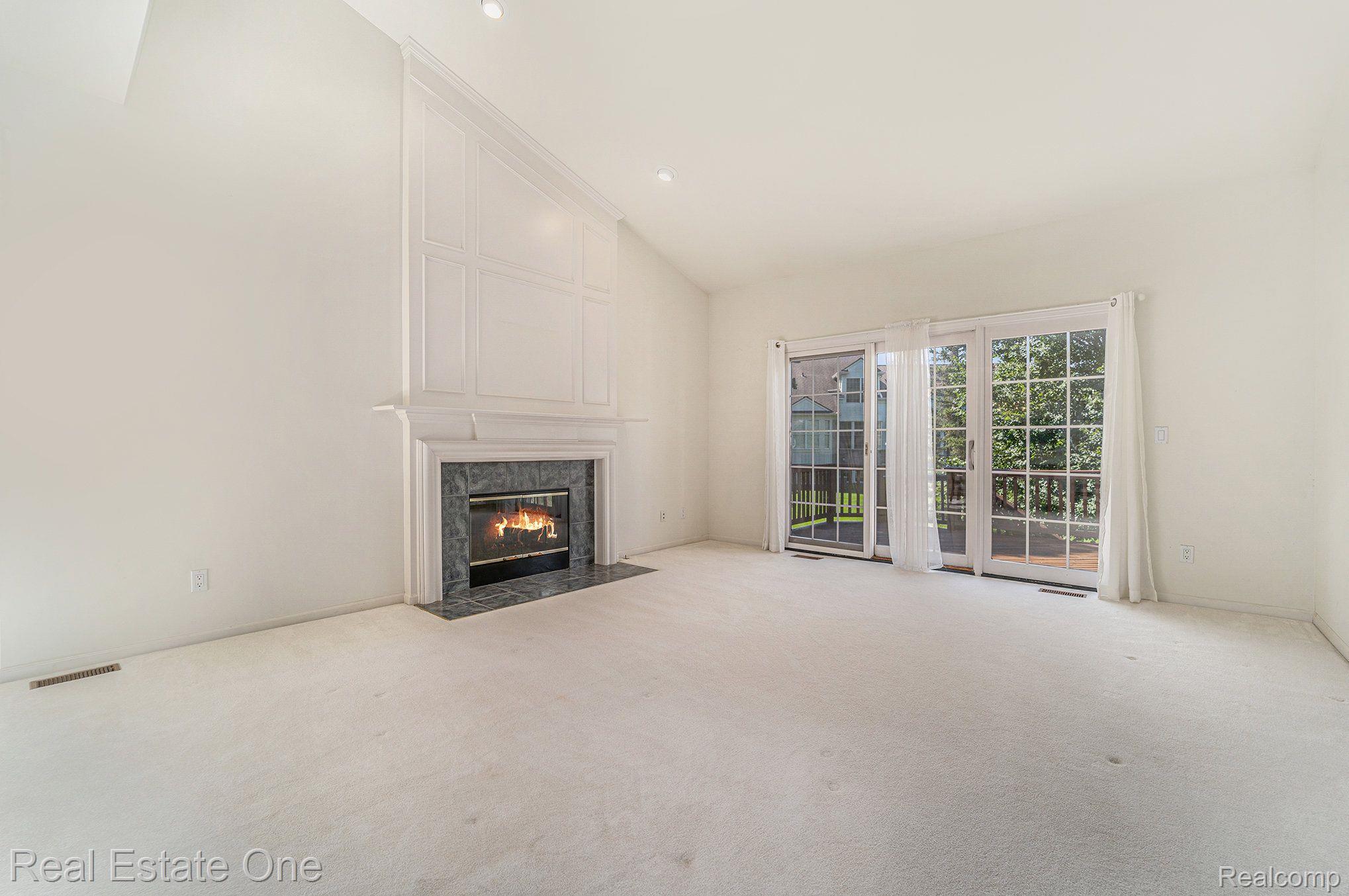 1689 Maple Creek Court Rochester, MI 48306 - Photo 6 of 25 BRIGHT GREAT ROOM!