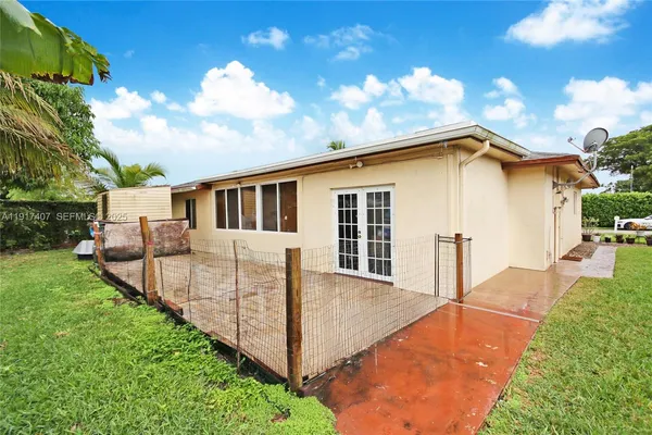 a view of a house with backyard and sitting area