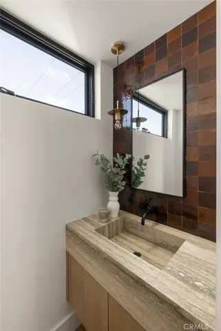 $2,850,000 | 512 1/2 Marigold Avenue, Corona del Mar, CA 92625