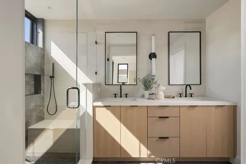 $2,850,000 | 512 1/2 Marigold Avenue, Corona del Mar, CA 92625