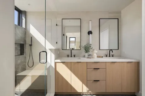 $2,850,000 | 512 1/2 Marigold Avenue, Corona del Mar, CA 92625