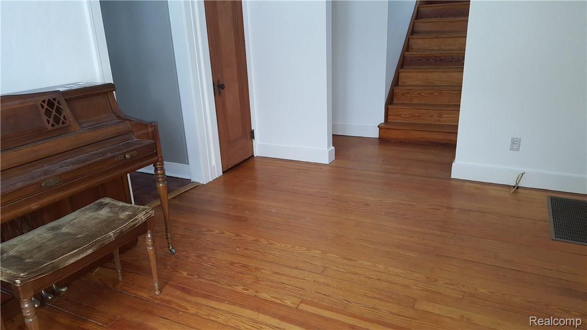 500 West 2nd Street Rochester, MI 48307 - Photo 19 of 20 2nd dining - Copy.jpg