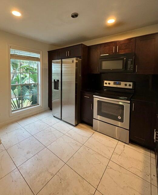 5048 Heatherhill Lane, Unit 1208 Boca Raton, FL 33486 - Photo 4 of 19 Eat in Kitchen