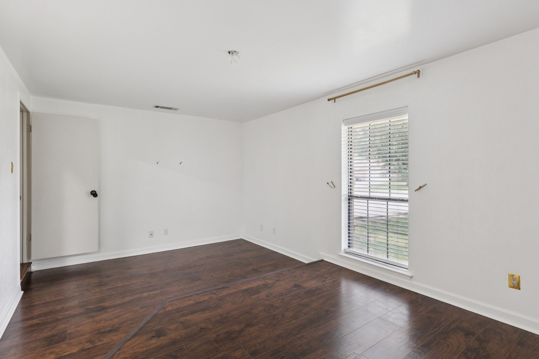 910 Via Valencia Mesquite, TX 75150 - Photo 15 of 23 an empty room with wooden floor and windows