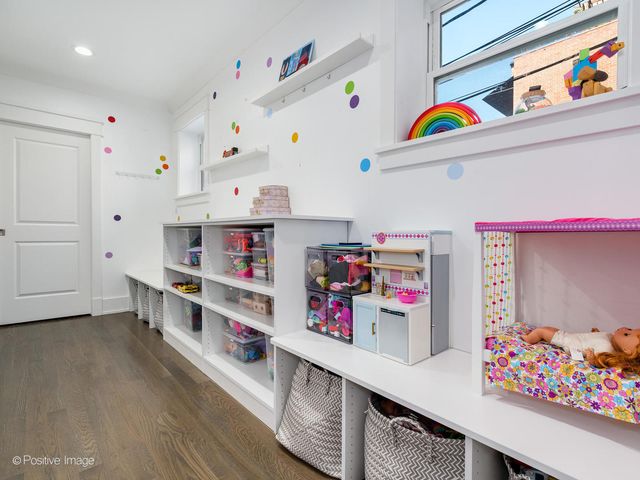 $1,220,000 | 2315 West Roscoe Street, Unit 1, Chicago, IL 60618