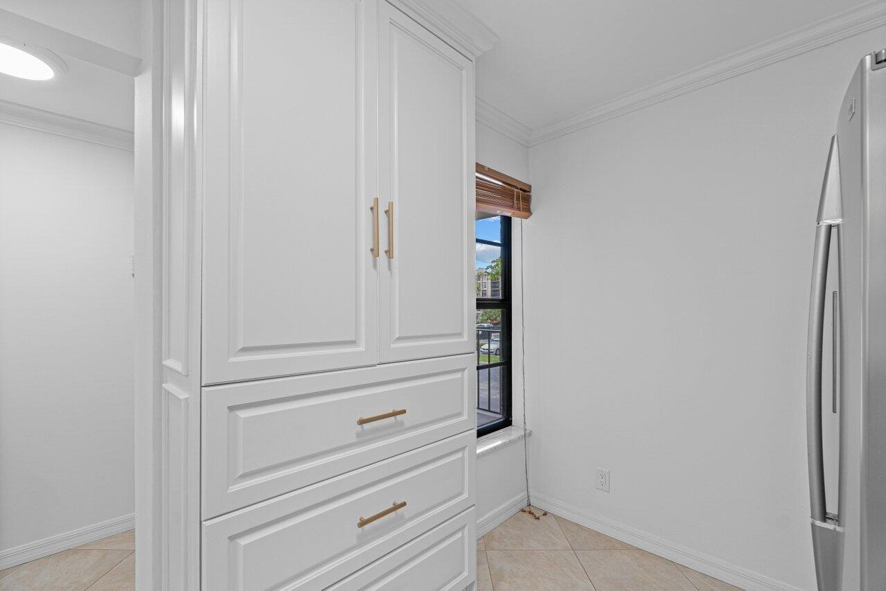 8 Royal Palm Way, Unit 2060 Boca Raton, FL 33432 - Photo 5 of 28 Kitchen