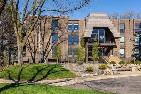 $269,900 | 6075 Lincoln Drive, Unit 211, Edina, MN 55436