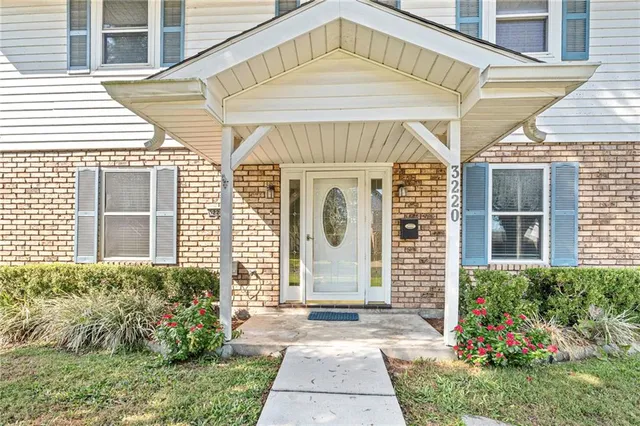 $440,000 | 3220 Metairie Court, Metairie, LA 70002