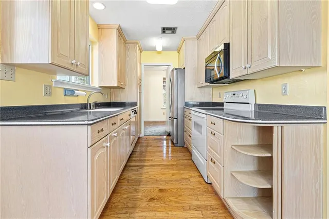 $440,000 | 3220 Metairie Court, Metairie, LA 70002