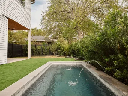 a view of a backyard