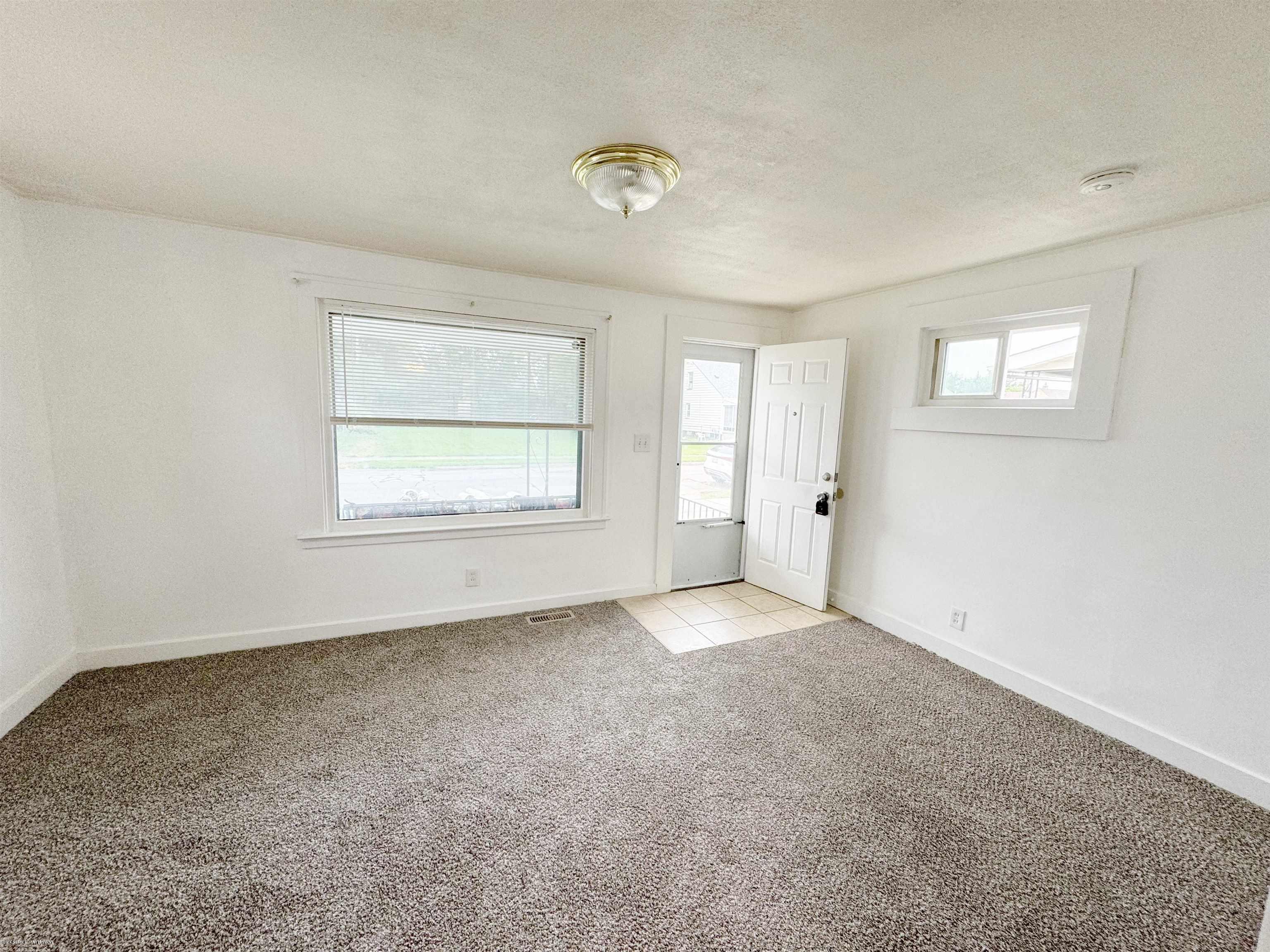 22141 Cushing Avenue Eastpointe, MI 48021 - Photo 5 of 21