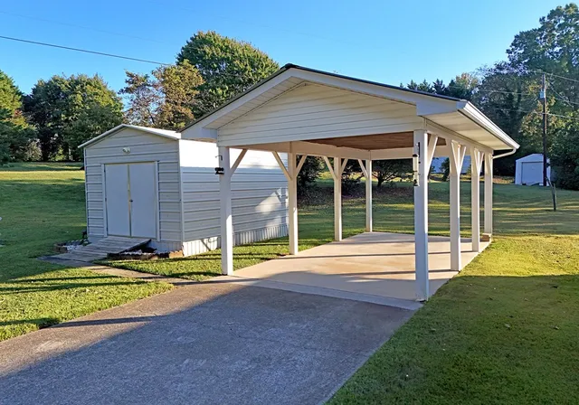 a view of a house with backyard and sitting area