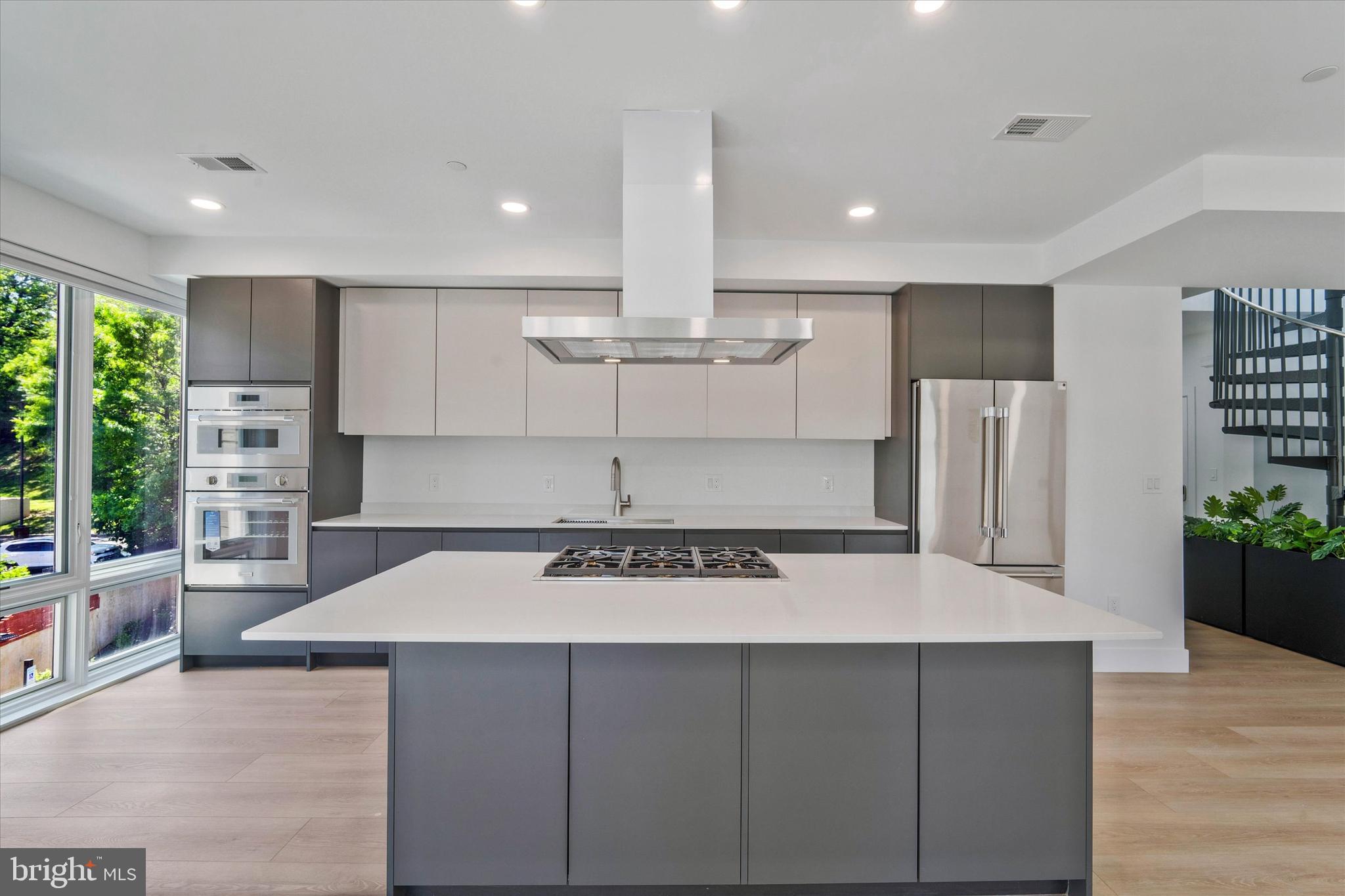 228 West Glebe Road, Unit 301 Alexandria, VA 22305 - Photo 6 of 13 Kitchen Island