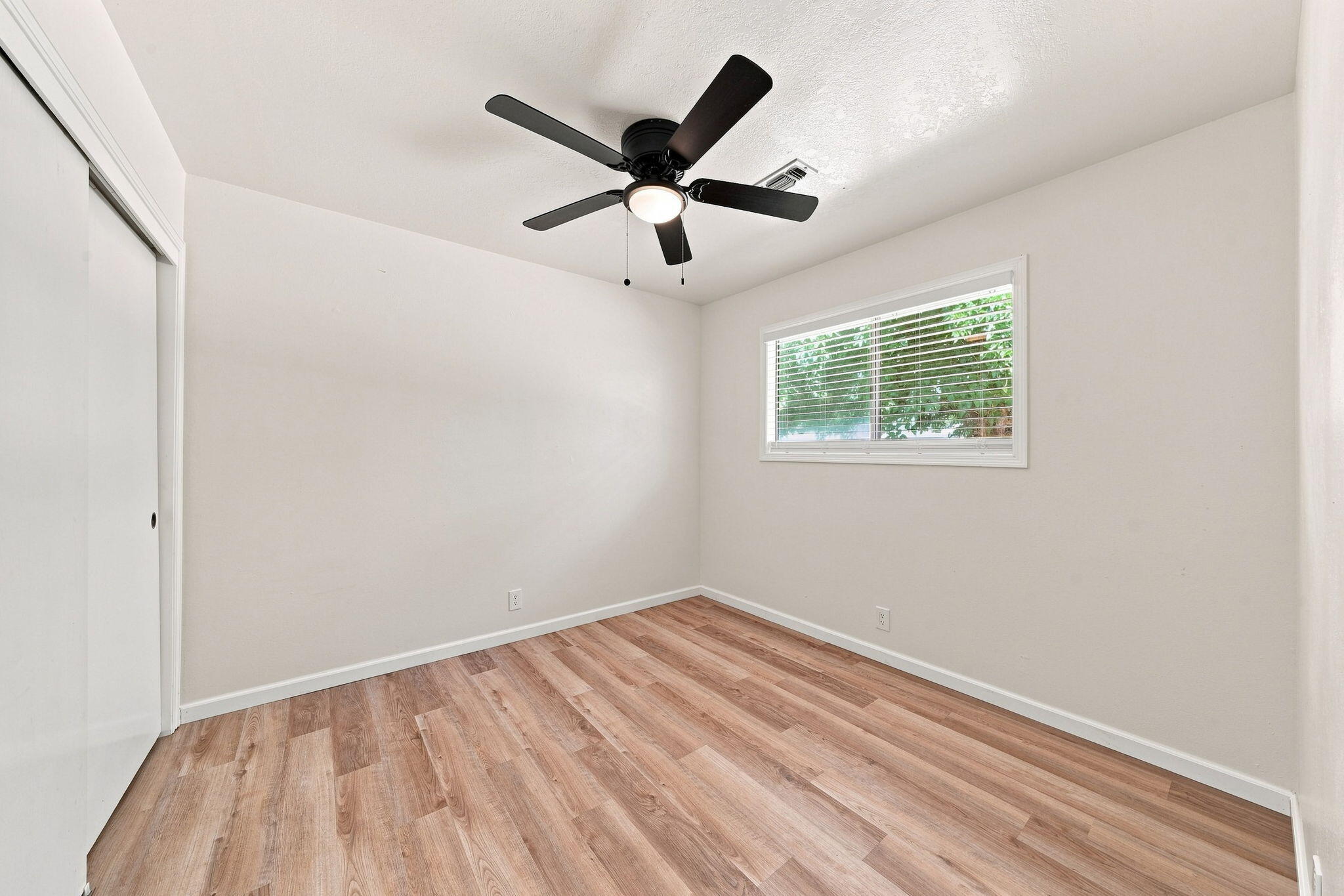 1134 Ruthie Lane Redding, CA 96002 - Photo 19 of 31 Guest Bedroom 2