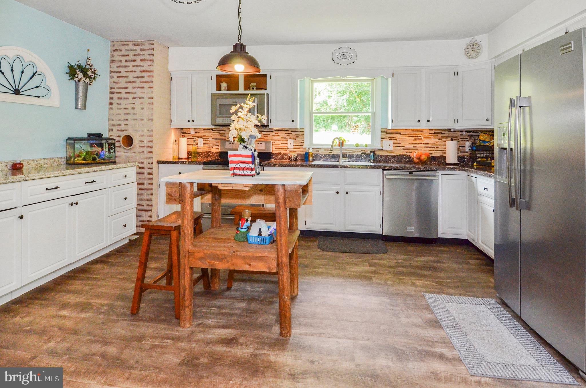 Spacious kitchen with side bar
