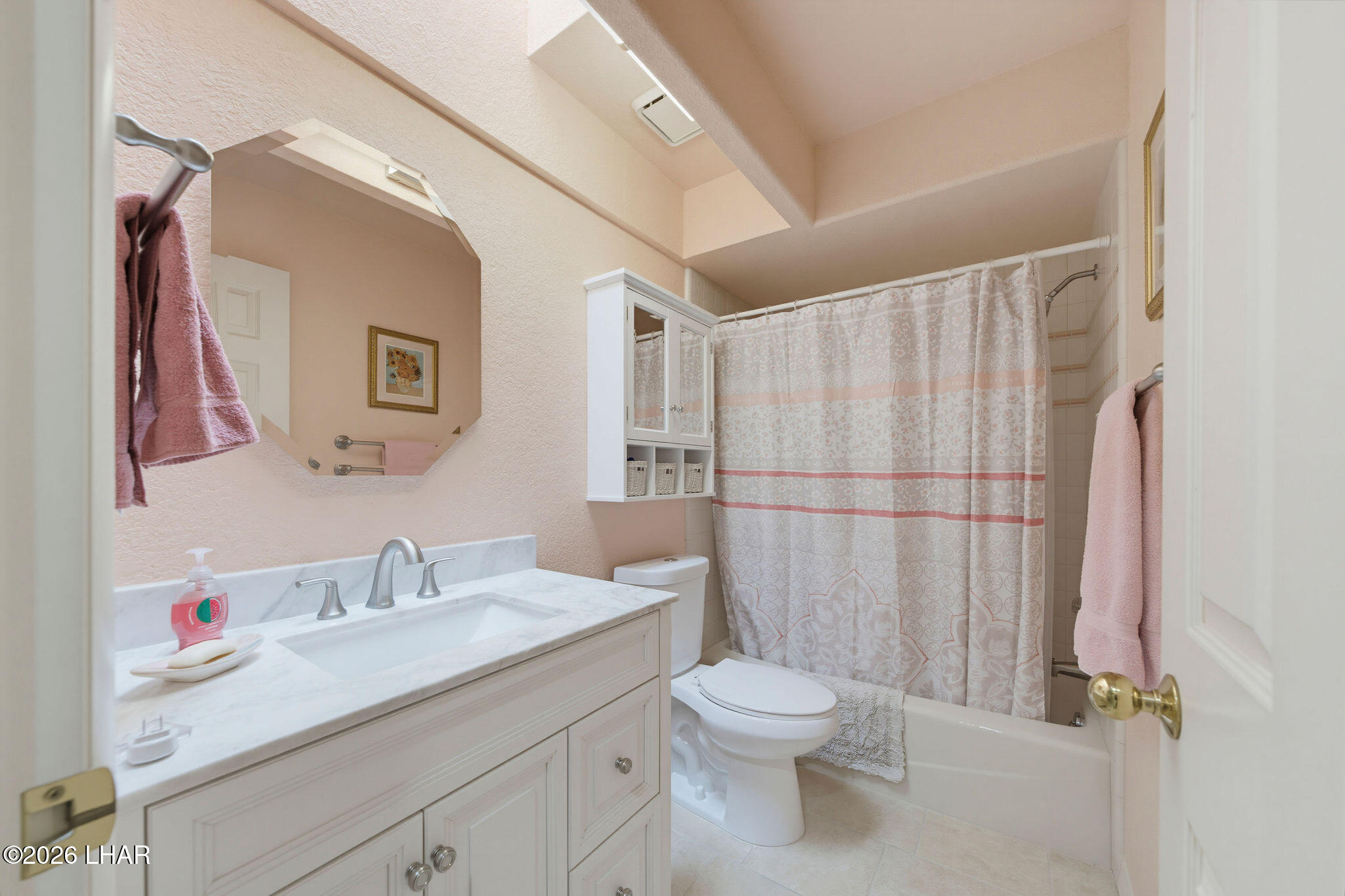 375 London Bridge Road, Unit 40 Lake Havasu City, AZ 86403 - Photo 26 of 39 Guest Bathroom