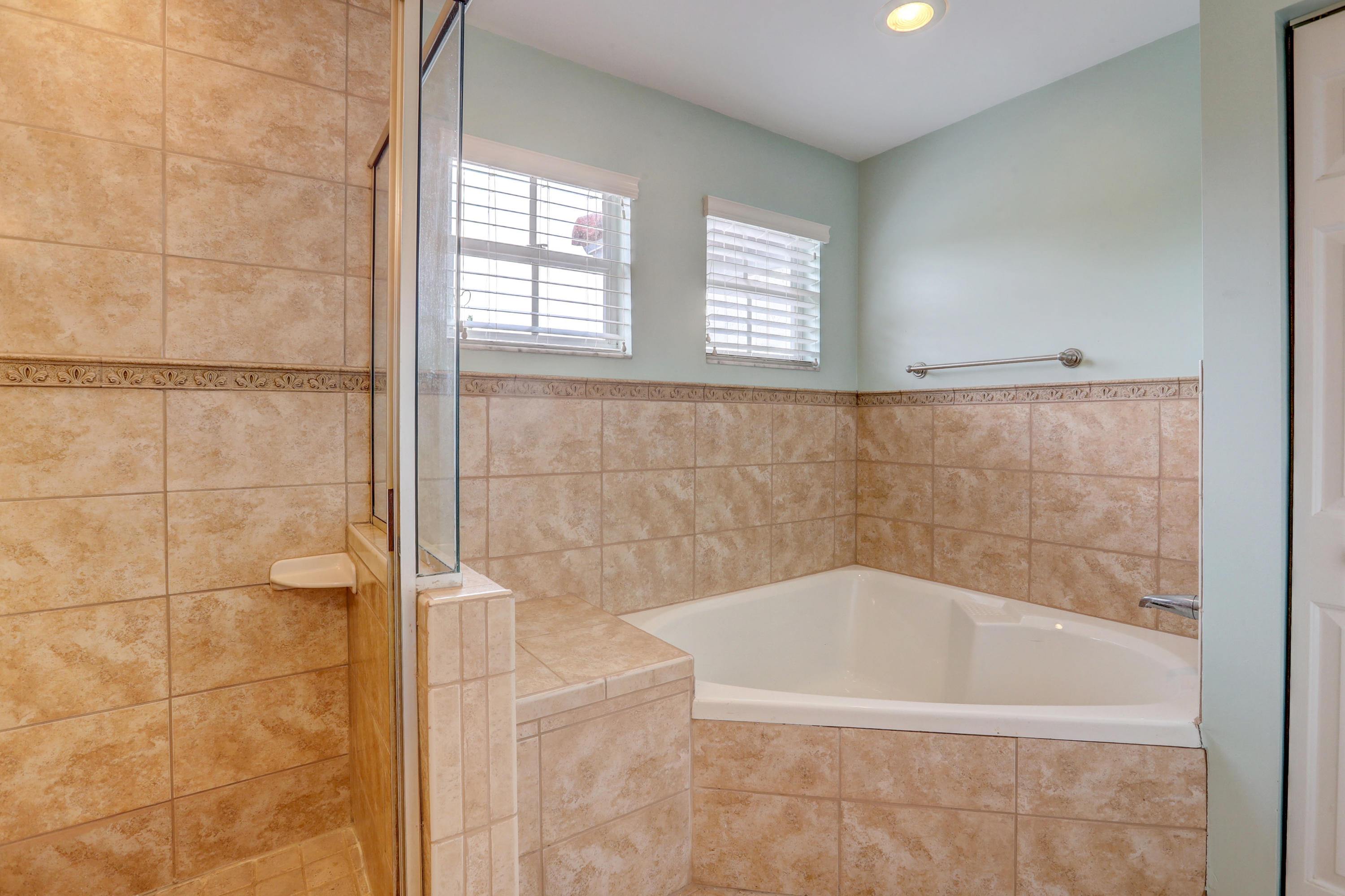 10620 Lake Jasmine Drive Boca Raton, FL 33498 - Photo 21 of 41 a bath tub sitting next to a window