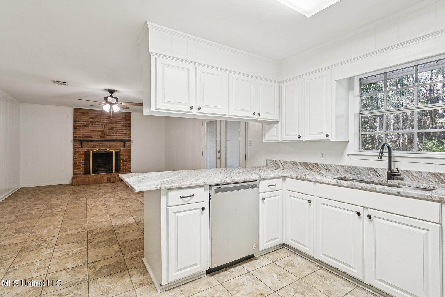 427 Lakeview Avenue McComb, MS 39648 - Photo 5 of 21 05