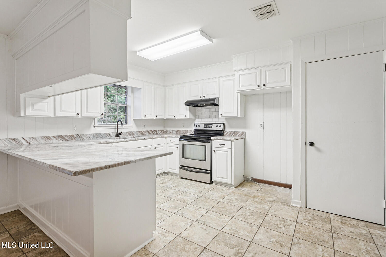 427 Lakeview Avenue McComb, MS 39648 - Photo 7 of 21 07