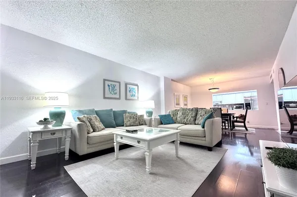 $2,350 | 19390 Collins Avenue, Unit 422, Sunny Isles Beach, FL 33160