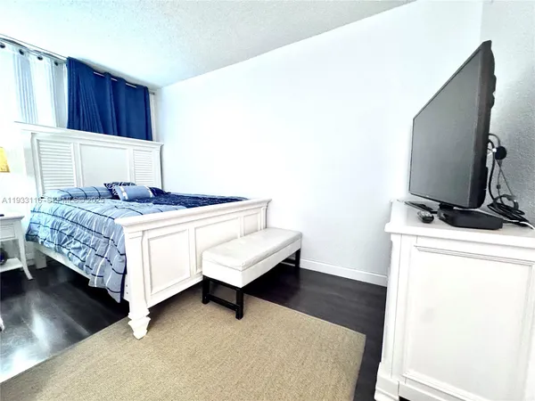 $2,350 | 19390 Collins Avenue, Unit 422, Sunny Isles Beach, FL 33160
