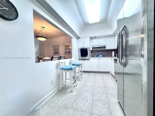 $2,350 | 19390 Collins Avenue, Unit 422, Sunny Isles Beach, FL 33160