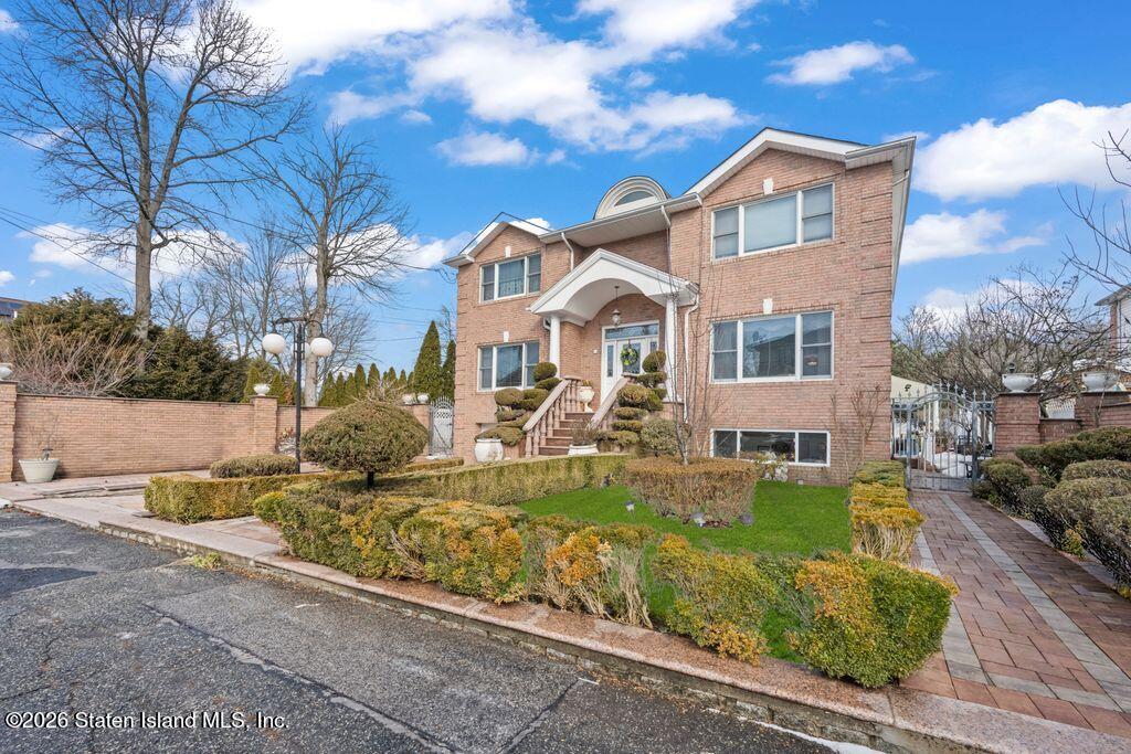 5 Rigimar Court Staten Island, NY 10309 - Photo 3 of 37 a front view of a house with garden
