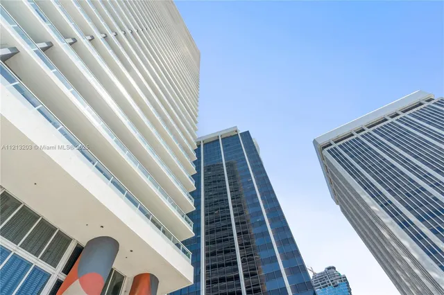 a view of entryway with outdoor space