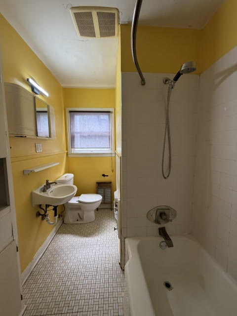 1306 Delano Street Austin, TX 78721 - Photo 8 of 15 Bathroom