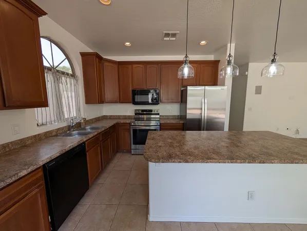 $2,100 | 3664 East Sebastian Lane, Gilbert, AZ 85297