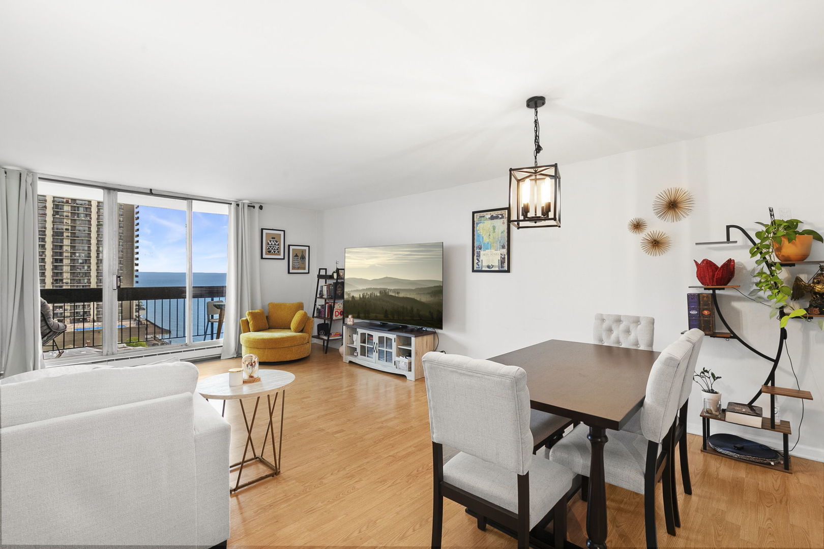 5901 North Sheridan Road, Unit 13F Chicago, IL 60660 - Photo 3 of 32 Gallery Image 3