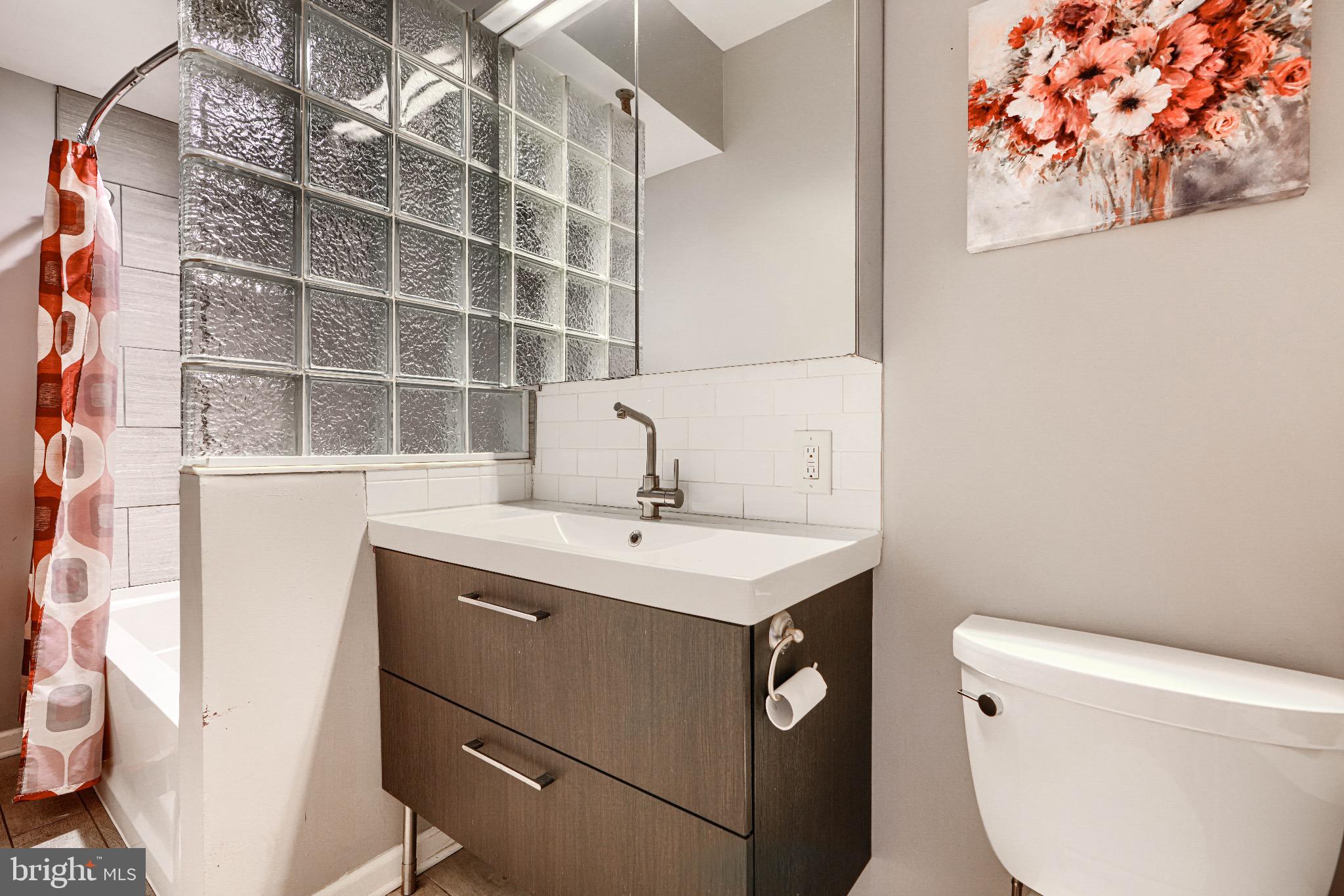 1410 East Oliver Street Baltimore, MD 21213 - Photo 33 of 40 a utility room with dryer and washer