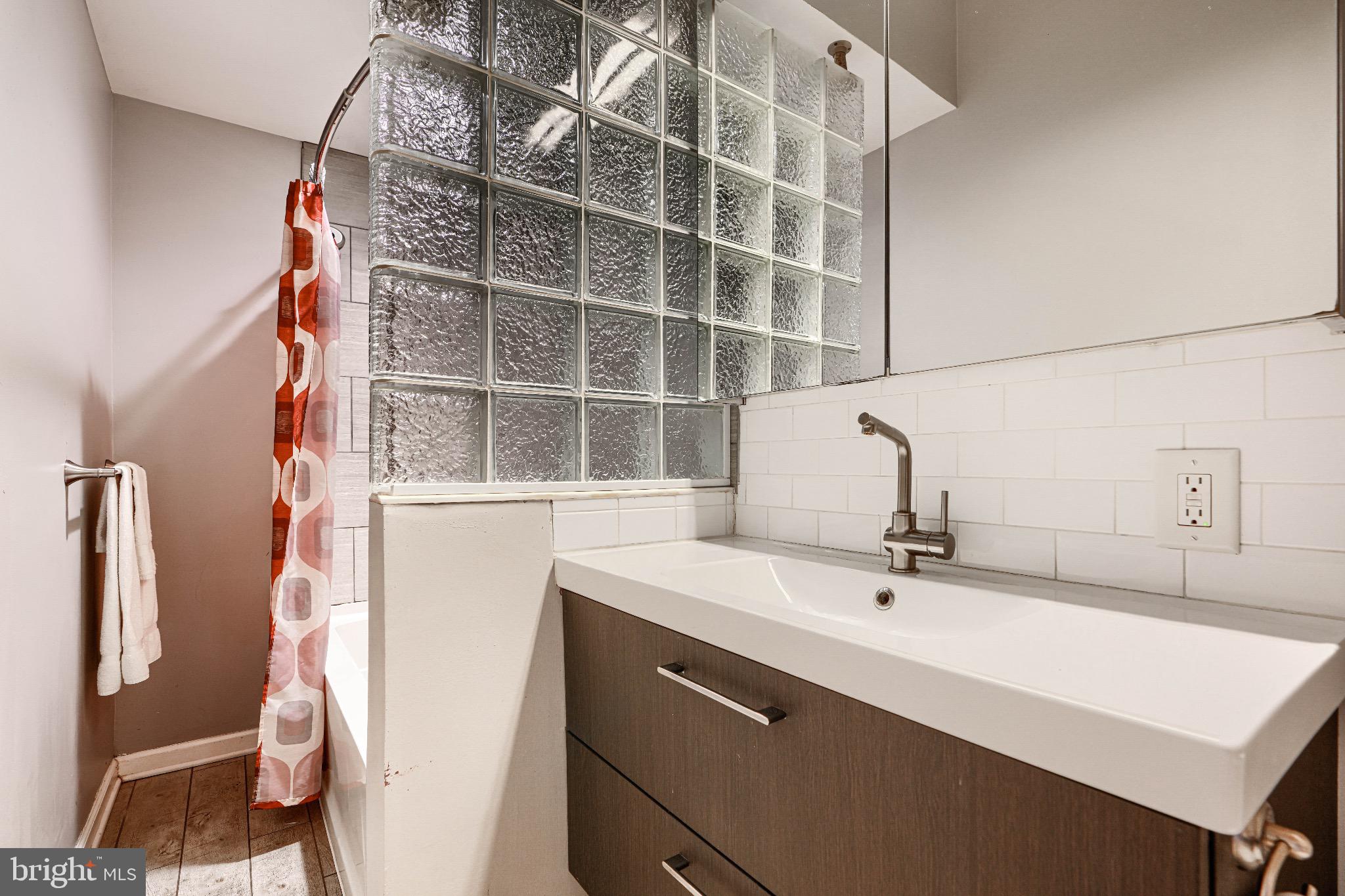 1410 East Oliver Street Baltimore, MD 21213 - Photo 34 of 40 a bathroom with a sink and a mirror