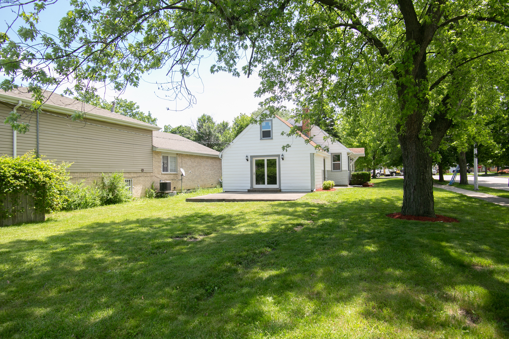 6000 Birmingham Street Chicago Ridge, IL 60415 - Photo 4 of 23 a house view with a garden space