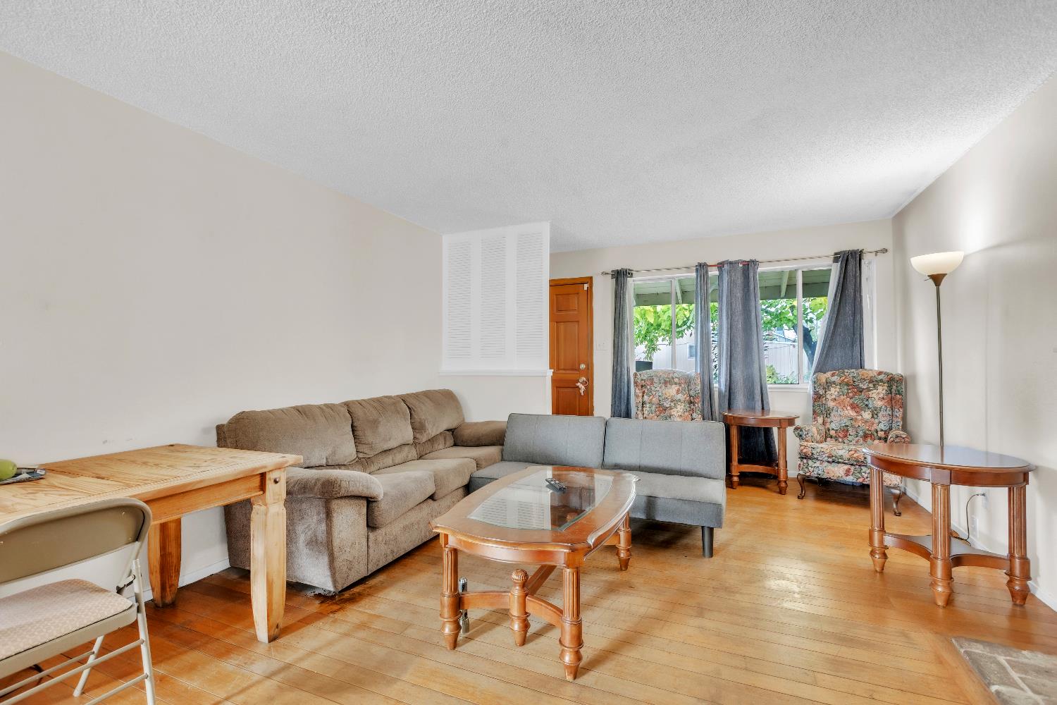 7323 Springman Street Sacramento, CA 95822 - Photo 4 of 17