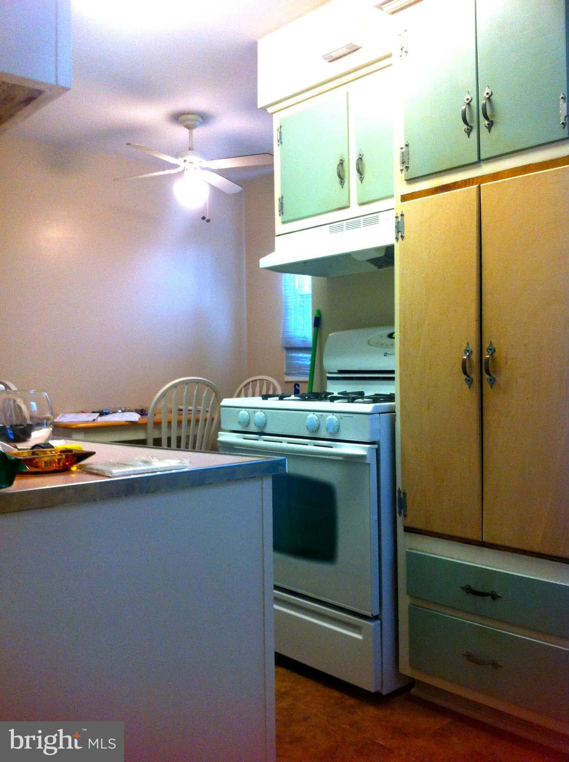 214 Stonewall Road Baltimore, MD 21228 - Photo 8 of 16 Kitchen