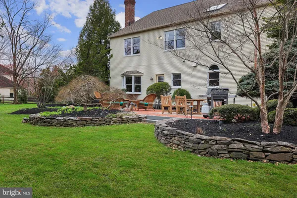 a view of a house with backyard and garden
